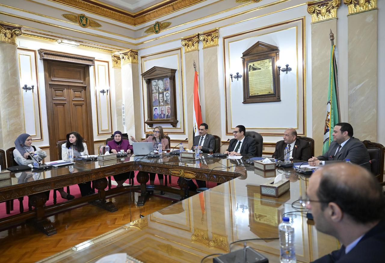 رئيس جامعة القاهرة يضع آليات تنفيذ الخطة الاستراتيجية للجامعة