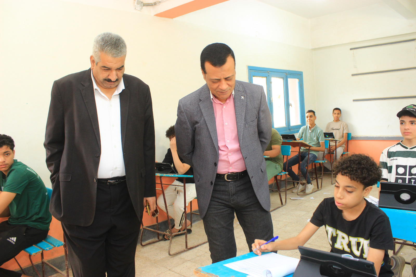 مدير تعليم سوهاج يتفقد امتحانات الفصل الدراسي الثاني لصفوف النقل بالمرحلة الثانوية