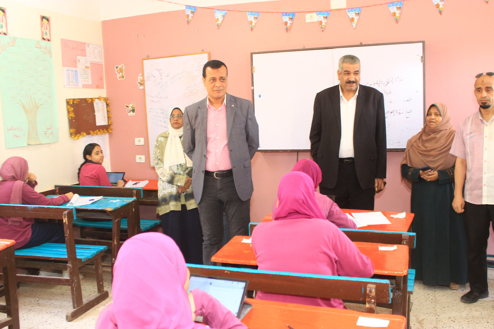 مدير تعليم سوهاج يتفقد امتحانات الفصل الدراسي الثاني لصفوف النقل بالمرحلة الثانوية