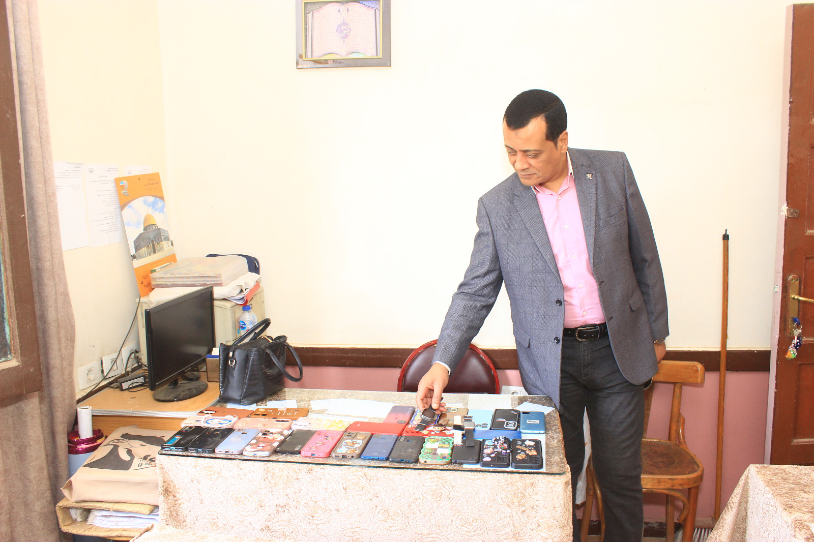 مدير تعليم سوهاج يتفقد امتحانات الفصل الدراسي الثاني لصفوف النقل بالمرحلة الثانوية