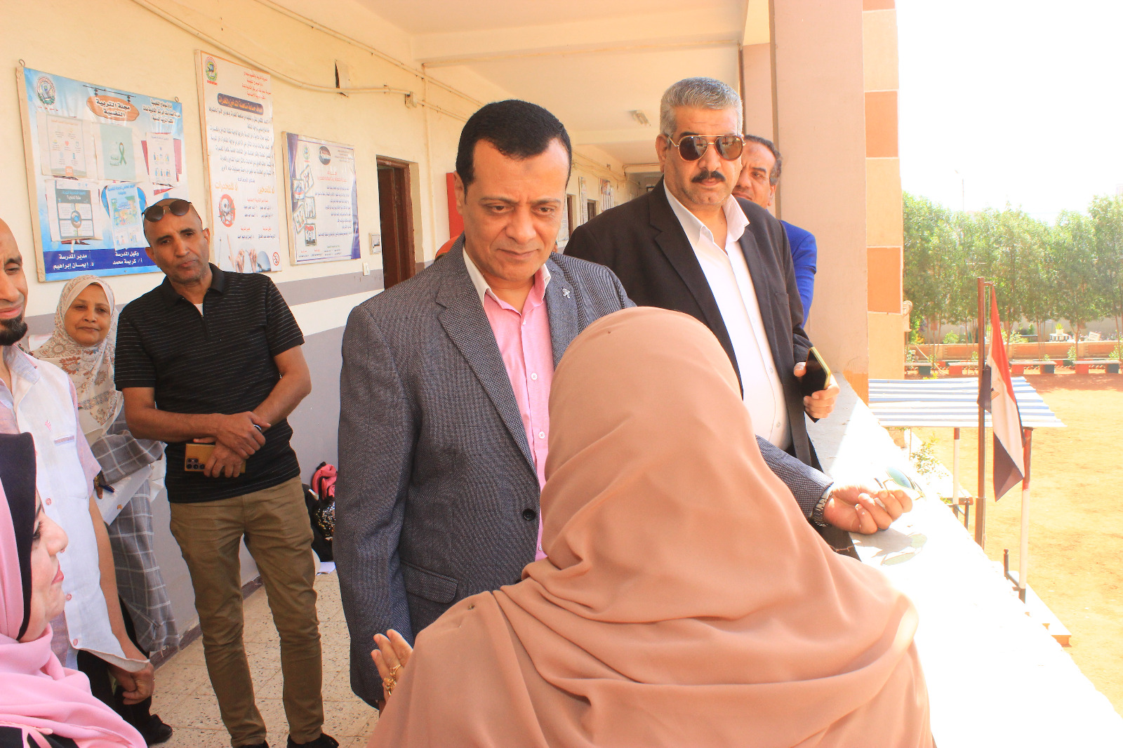 مدير تعليم سوهاج يتفقد امتحانات الفصل الدراسي الثاني لصفوف النقل بالمرحلة الثانوية