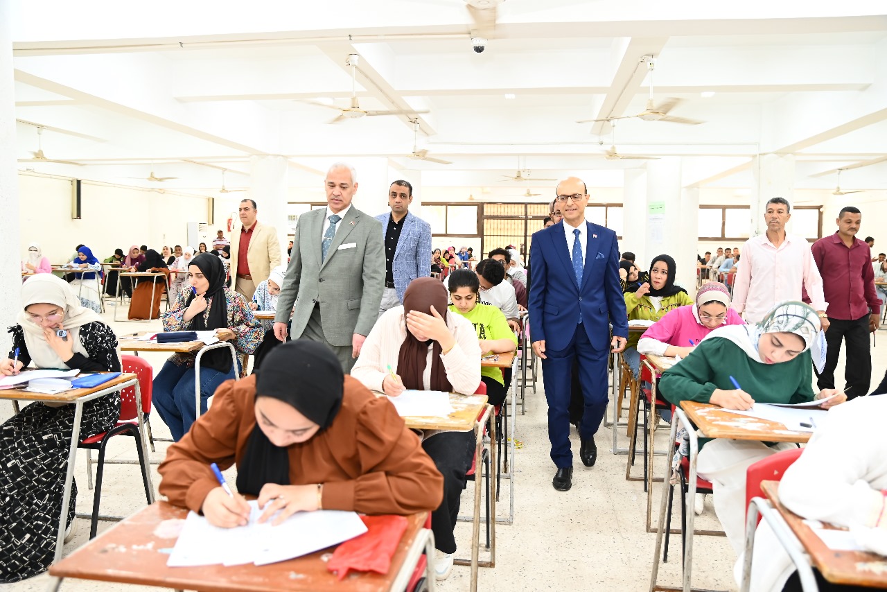 رئيس جامعة أسيوط يتابع امتحانات الفصل الدراسي الثاني