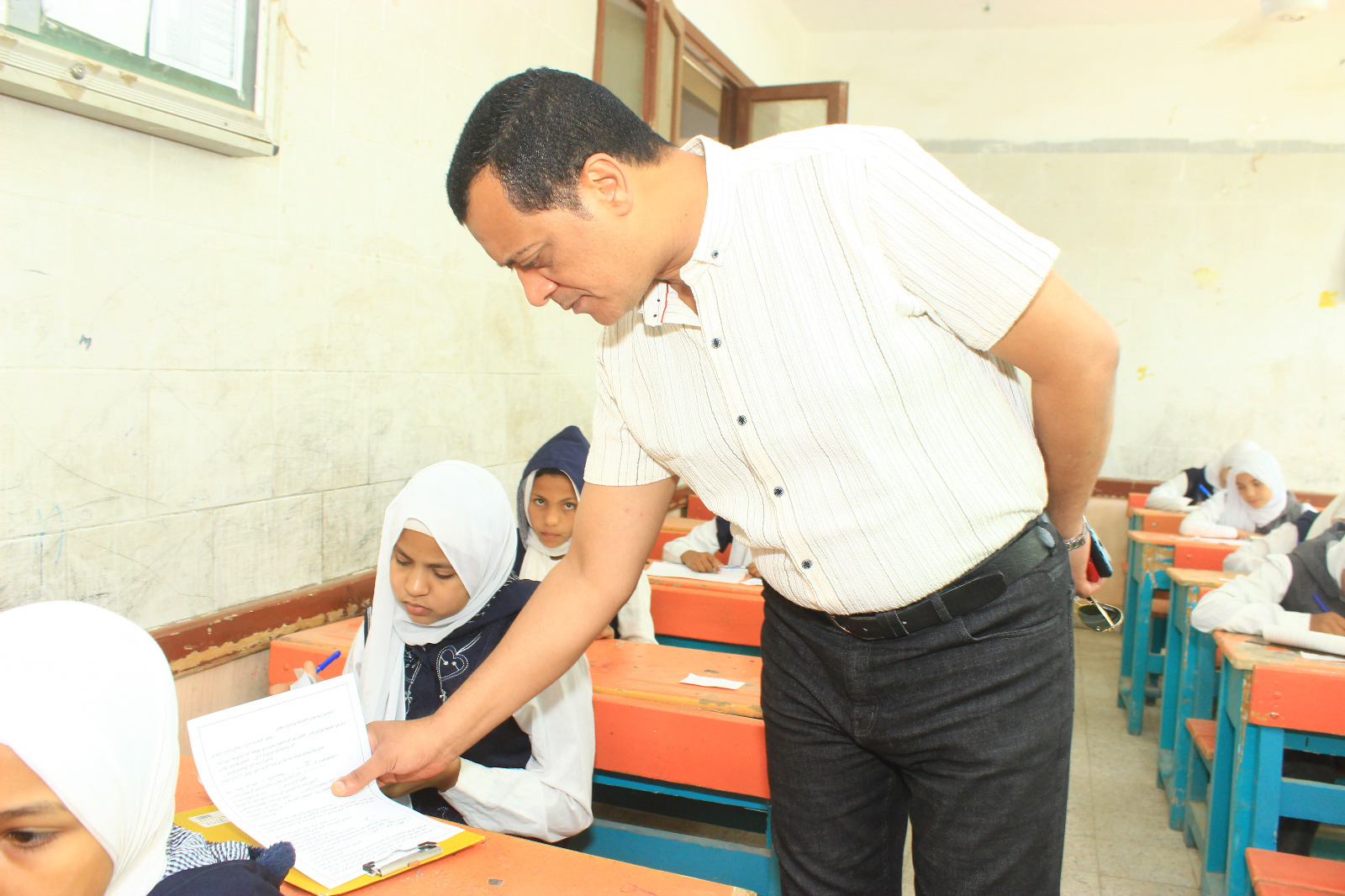 مدير تعليم سوهاج يتابع امتحانات الفصل الدراسي الثاني