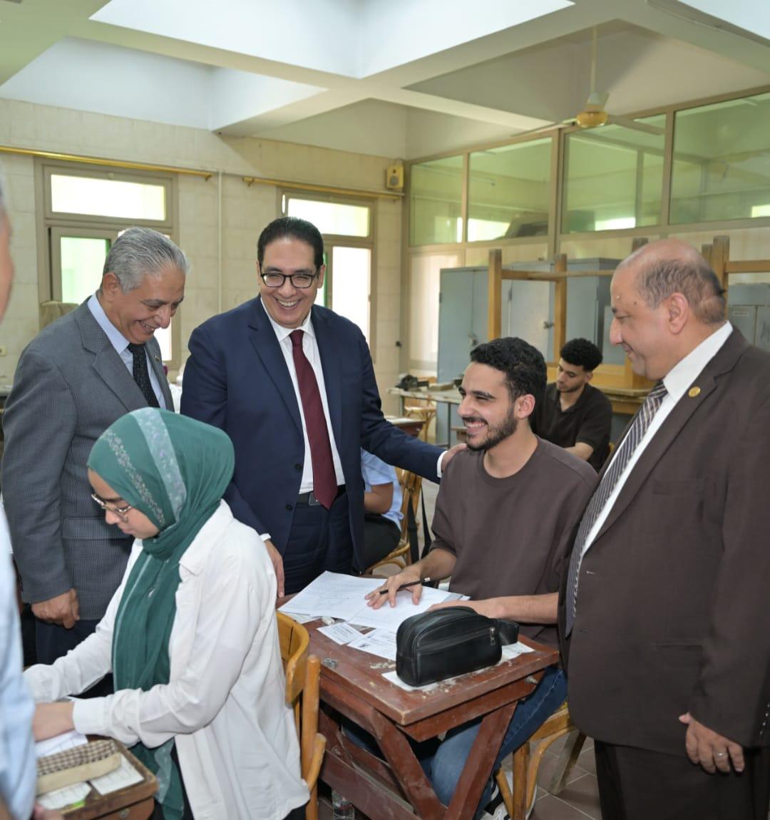 رئيس جامعة القاهرة يتفقد اللجان ويوجه تعليمات هامة لضبط امتحانات الترم الثاني