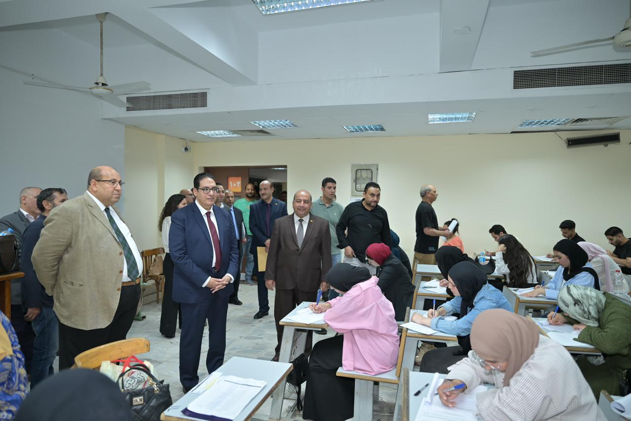 رئيس جامعة القاهرة يتفقد اللجان ويوجه تعليمات هامة لضبط امتحانات الترم الثاني