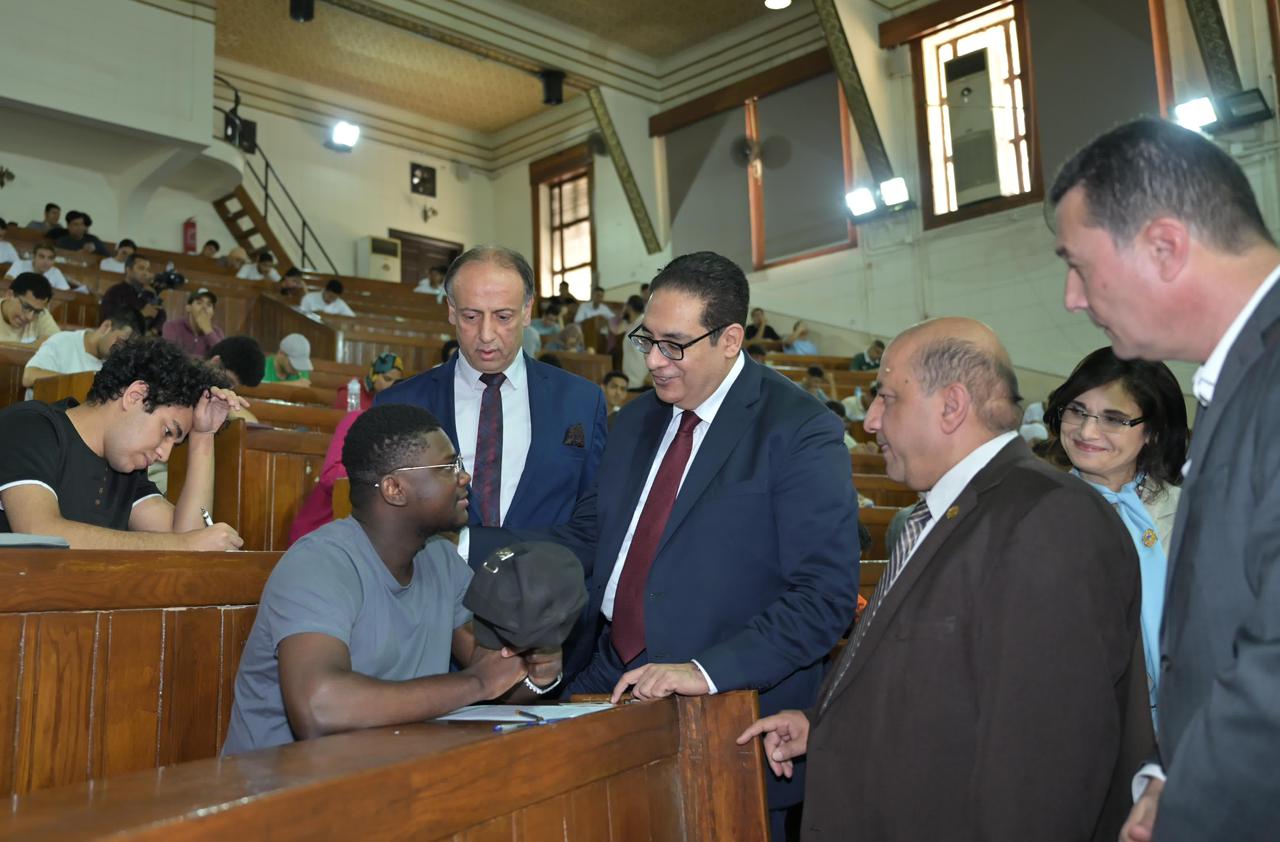 رئيس جامعة القاهرة يتفقد اللجان ويوجه تعليمات هامة لضبط امتحانات الترم الثاني