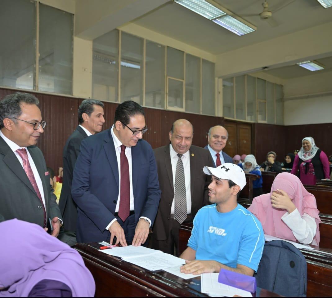 رئيس جامعة القاهرة يتفقد اللجان ويوجه تعليمات هامة لضبط امتحانات الترم الثاني