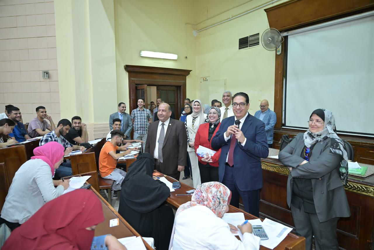 رئيس جامعة القاهرة يتفقد اللجان ويوجه تعليمات هامة لضبط امتحانات الترم الثاني
