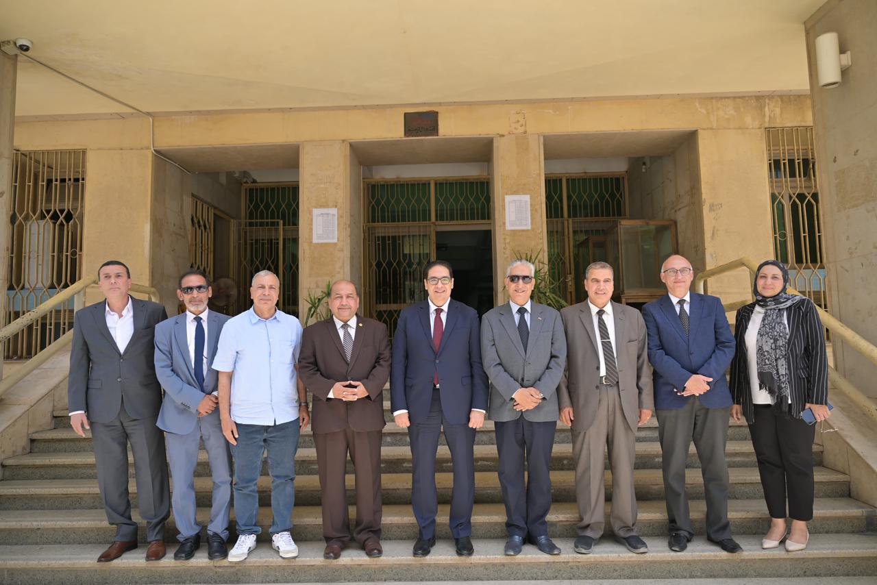 رئيس جامعة القاهرة يتفقد اللجان ويوجه تعليمات هامة لضبط امتحانات الترم الثاني