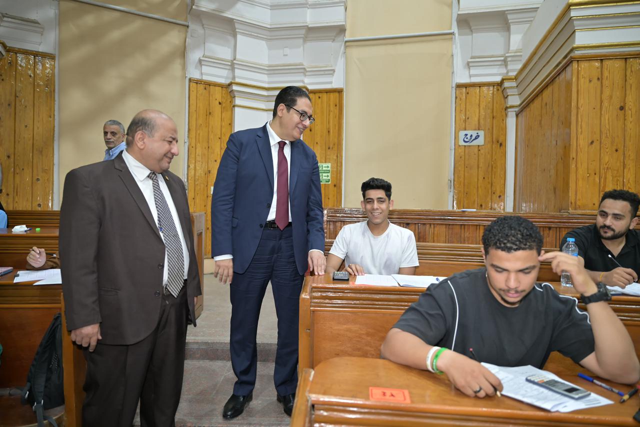 رئيس جامعة القاهرة يتفقد اللجان ويوجه تعليمات هامة لضبط امتحانات الترم الثاني