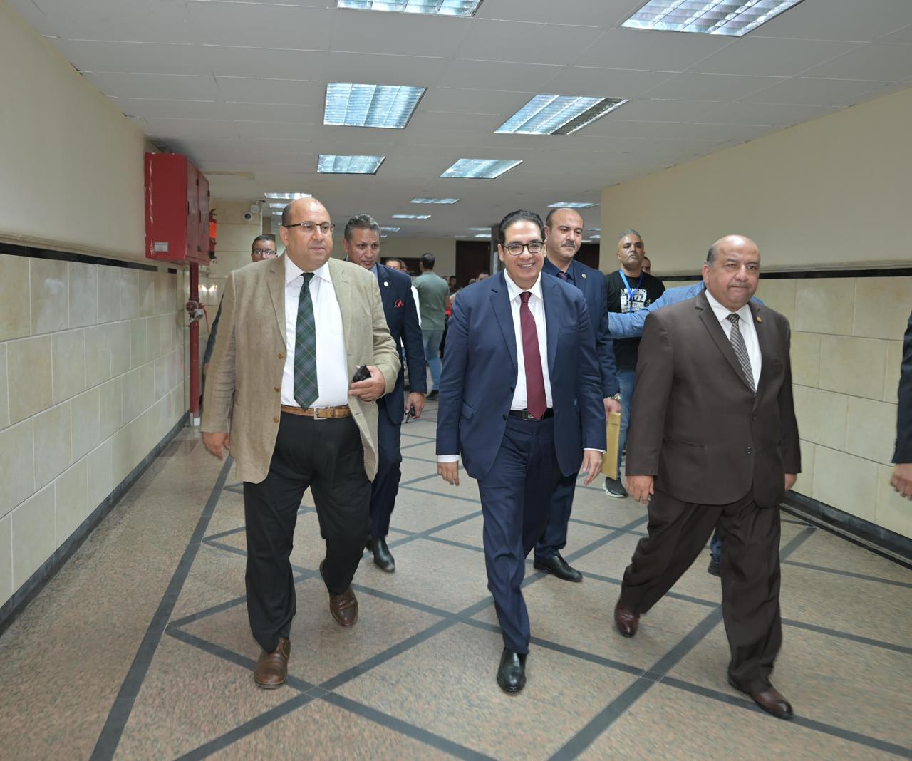 رئيس جامعة القاهرة يتفقد اللجان ويوجه تعليمات هامة لضبط امتحانات الترم الثاني