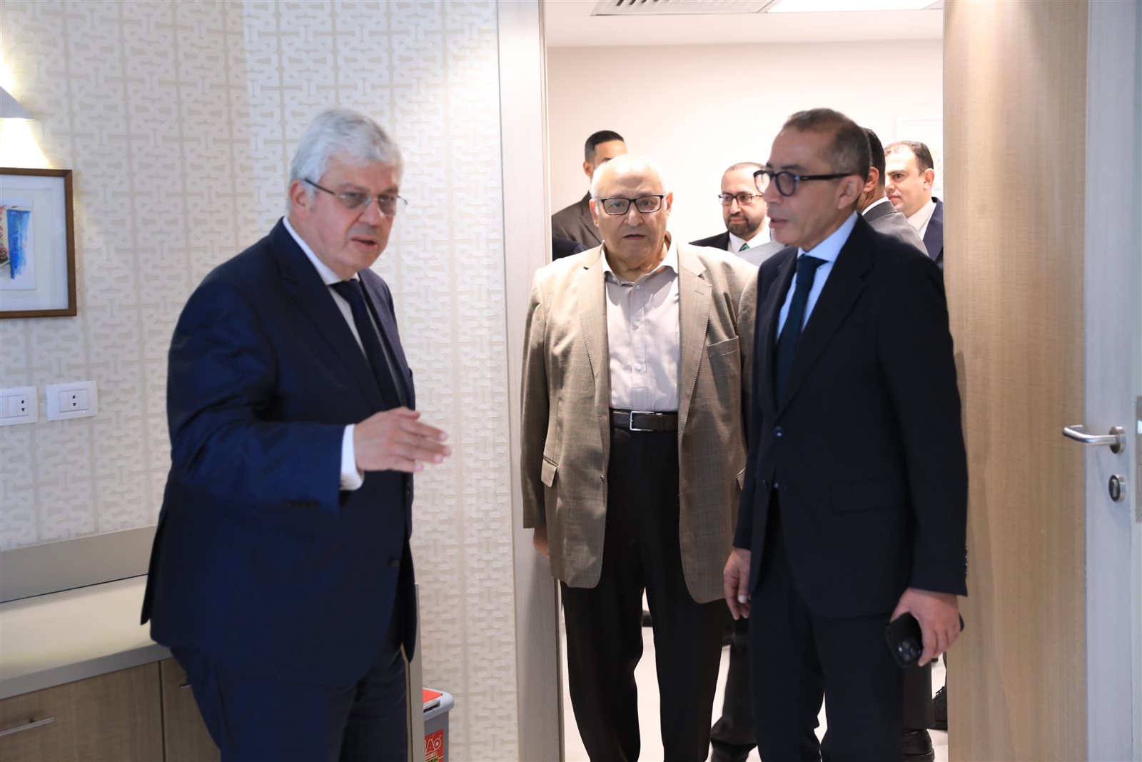 مستشفى سعاد كفافي بجامعة مصر يحظى بإشادة وزير التعليم العالي