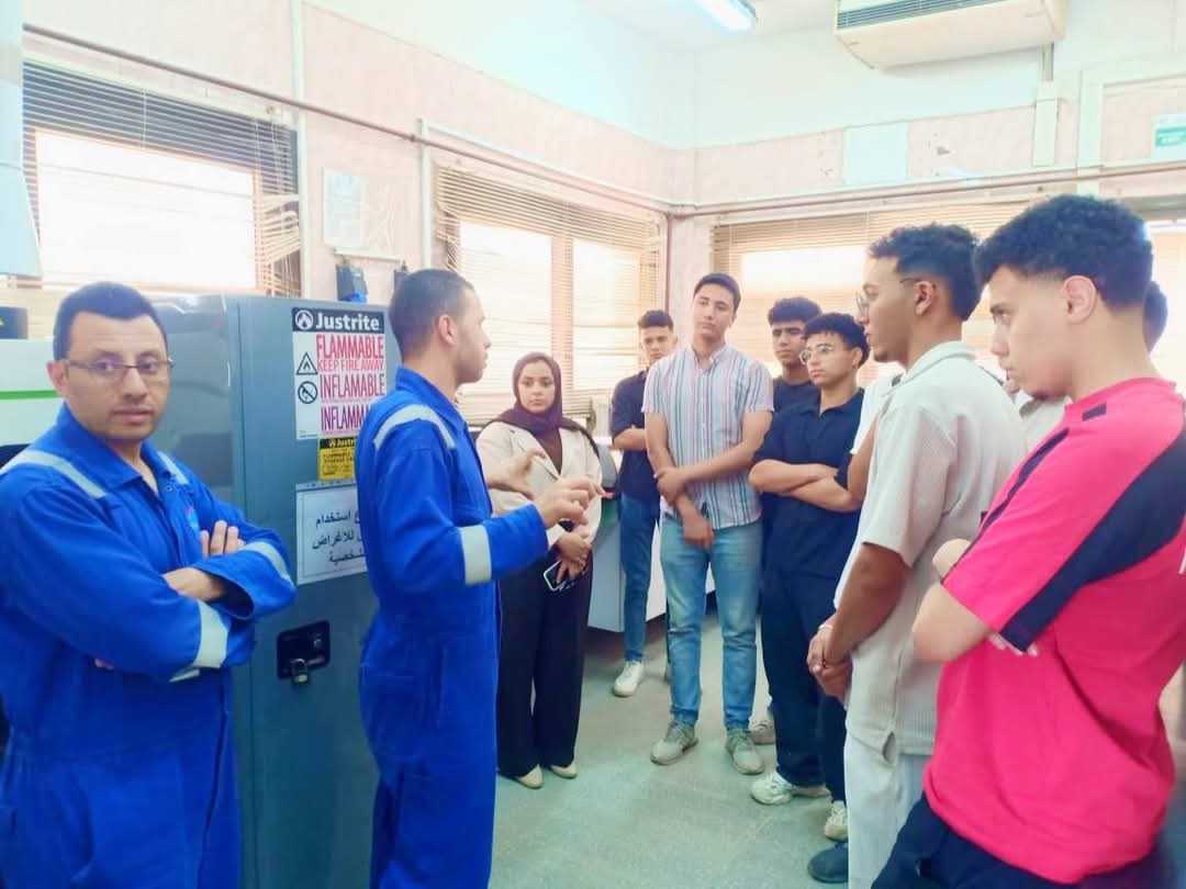 طلاب بترول جامعة حلوان يزورون حقول خالدة ويخوضون تجربة ميدانية استثنائية