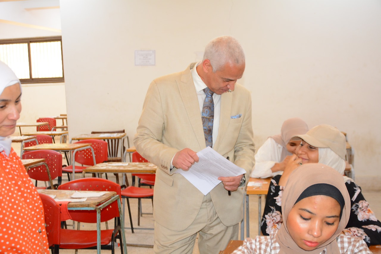 الهدوء والالتزام يسيطران على امتحانات نهاية العام داخل جامعة أسيوط