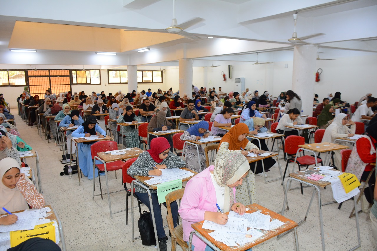 الهدوء والالتزام يسيطران على امتحانات نهاية العام داخل جامعة أسيوط