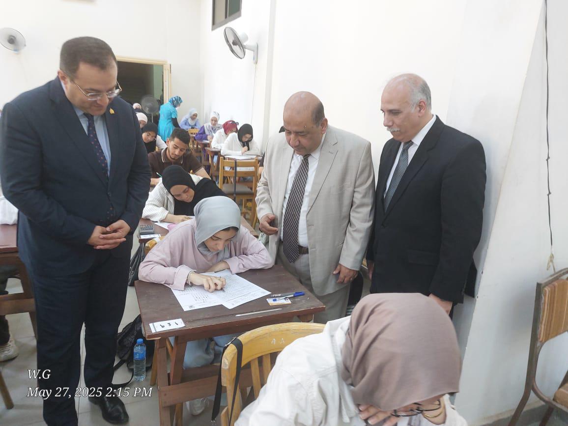 جولة تفقدية لنائب رئيس جامعة القاهرة لضبط وانتظام لجان الامتحانات