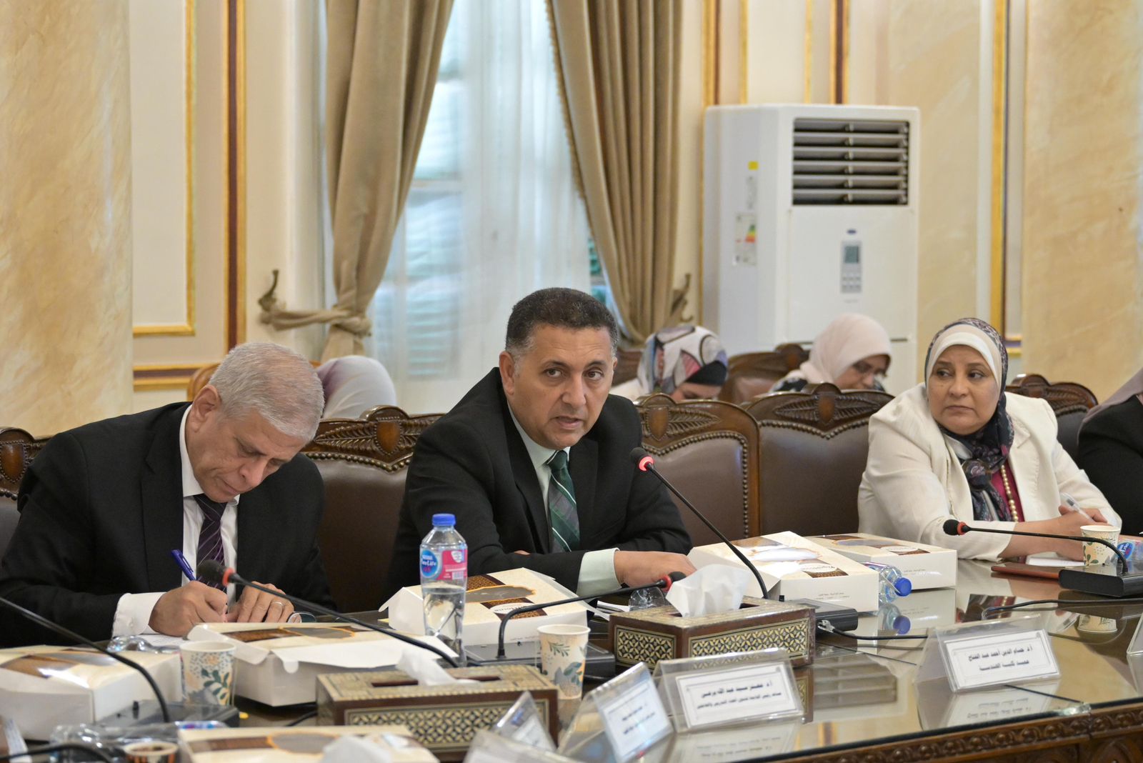 جامعة القاهرة تدعم التحول الرقمي وتتابع التنسيق والامتحانات