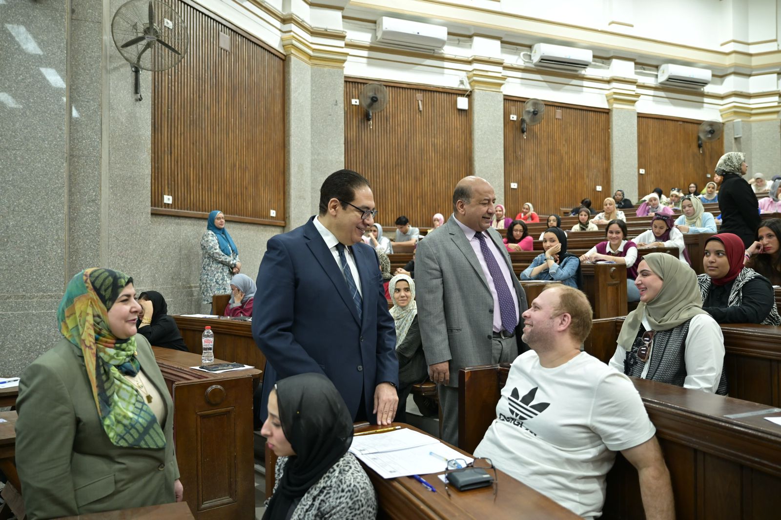 جولة مفاجئة لرئيس جامعة القاهرة لمتابعة امتحانات آخر العام في 3 كليات 