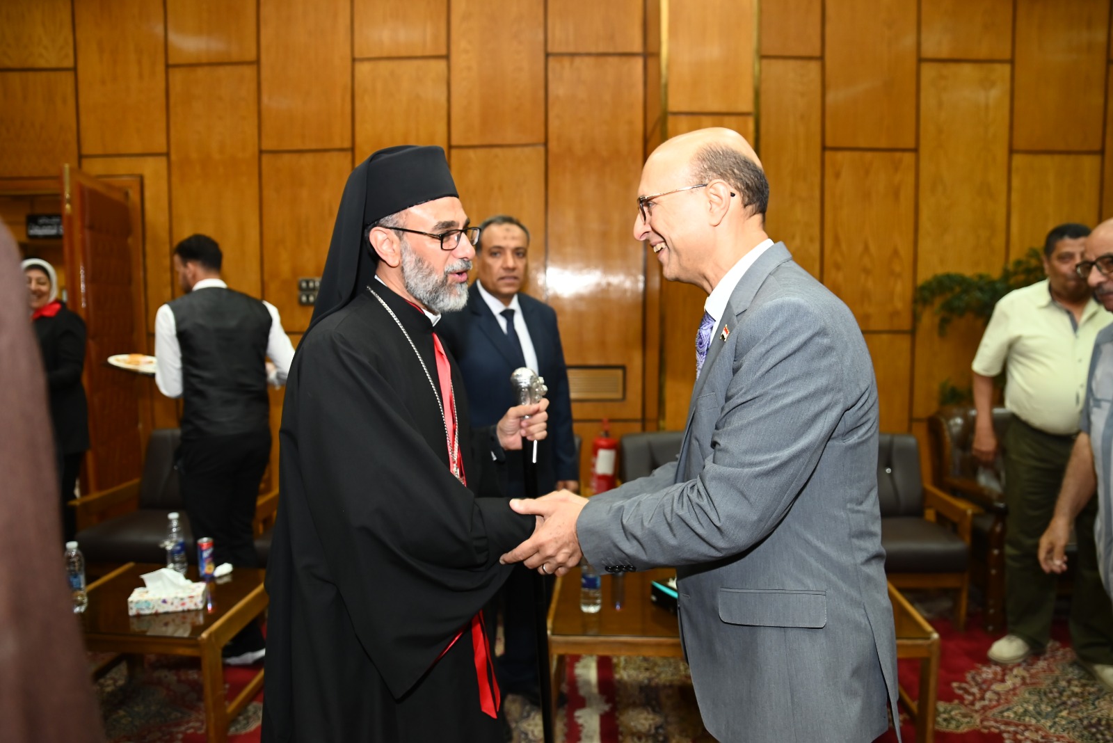 رئيس جامعة أسيوط يلتقي قيادات الكنائس لتهنئة عيد الأضحى المبارك