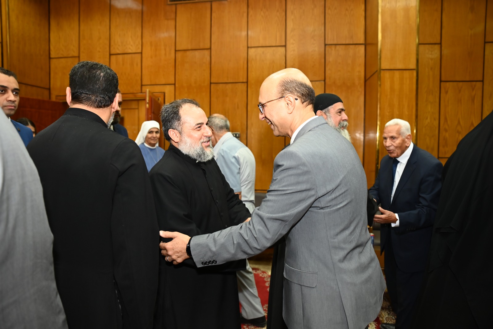 رئيس جامعة أسيوط يلتقي قيادات الكنائس لتهنئة عيد الأضحى المبارك
