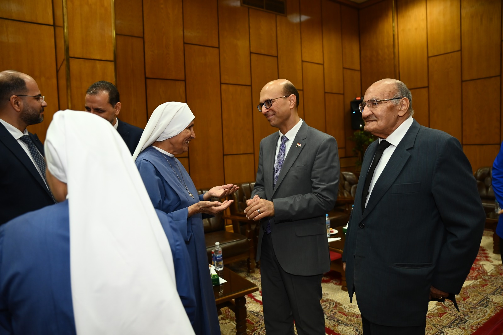 رئيس جامعة أسيوط يلتقي قيادات الكنائس لتهنئة عيد الأضحى المبارك