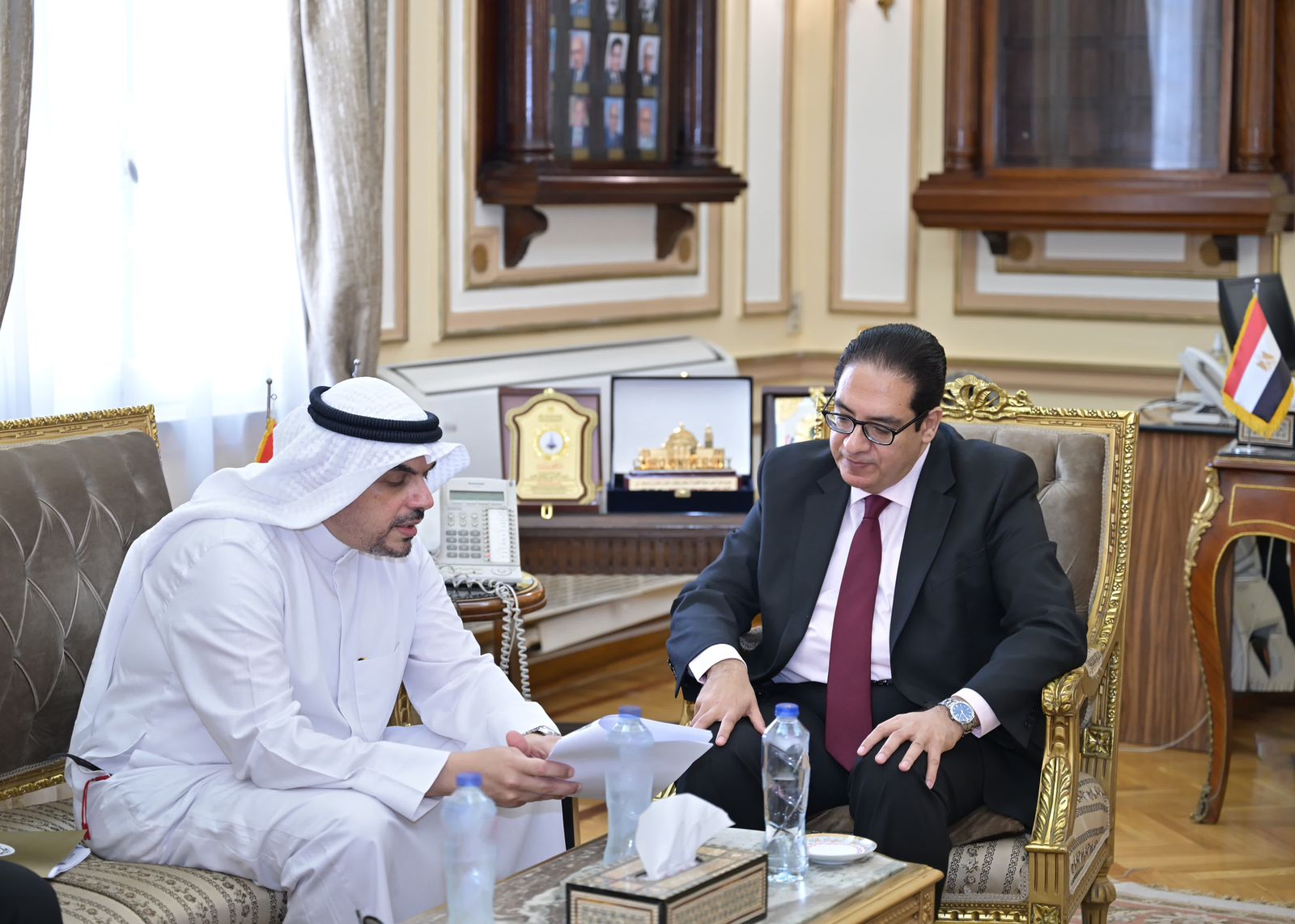 جامعة القاهرة تبحث التعاون الأكاديمي مع المكتب الثقافي الكويتي