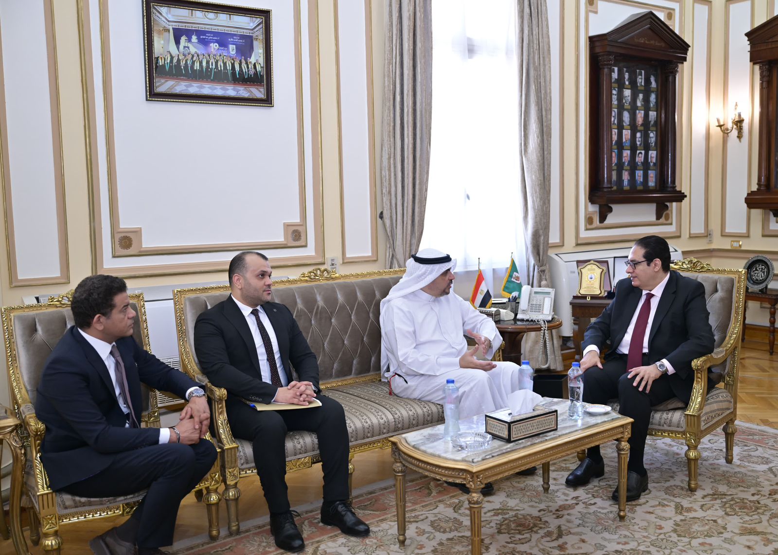 جامعة القاهرة تبحث التعاون الأكاديمي مع المكتب الثقافي الكويتي