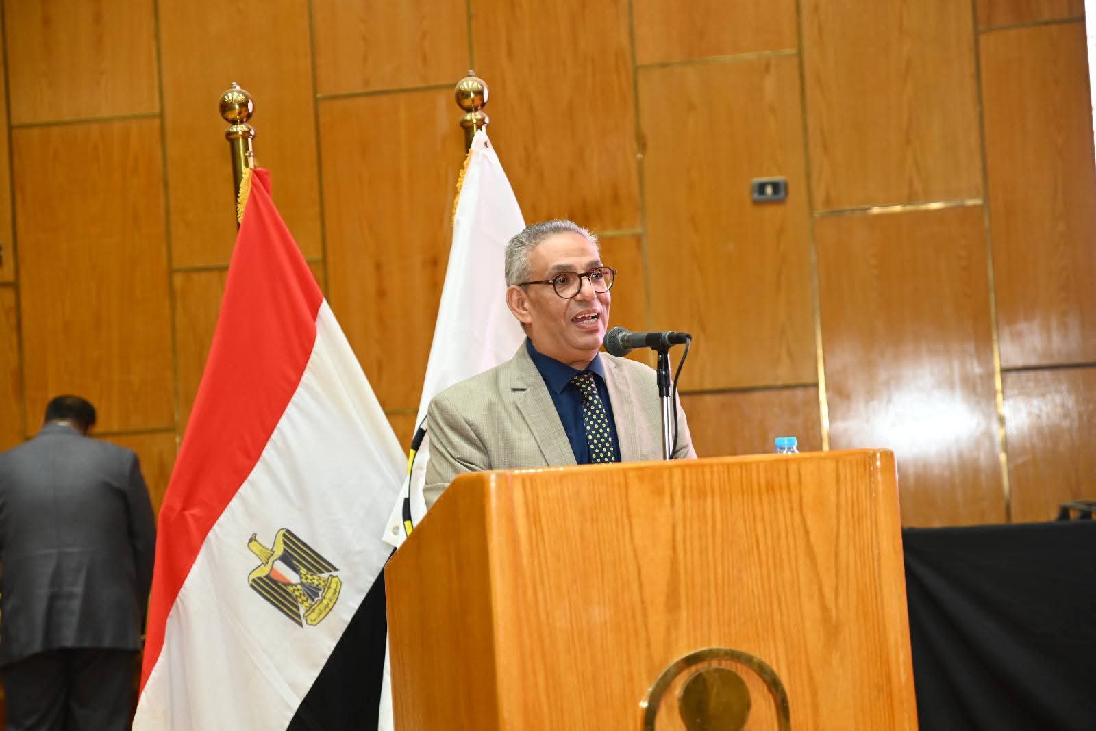 رئيس جامعة أسيوط يعلن توصيات الملتقى العلمي الثاني للبرامج المهنية