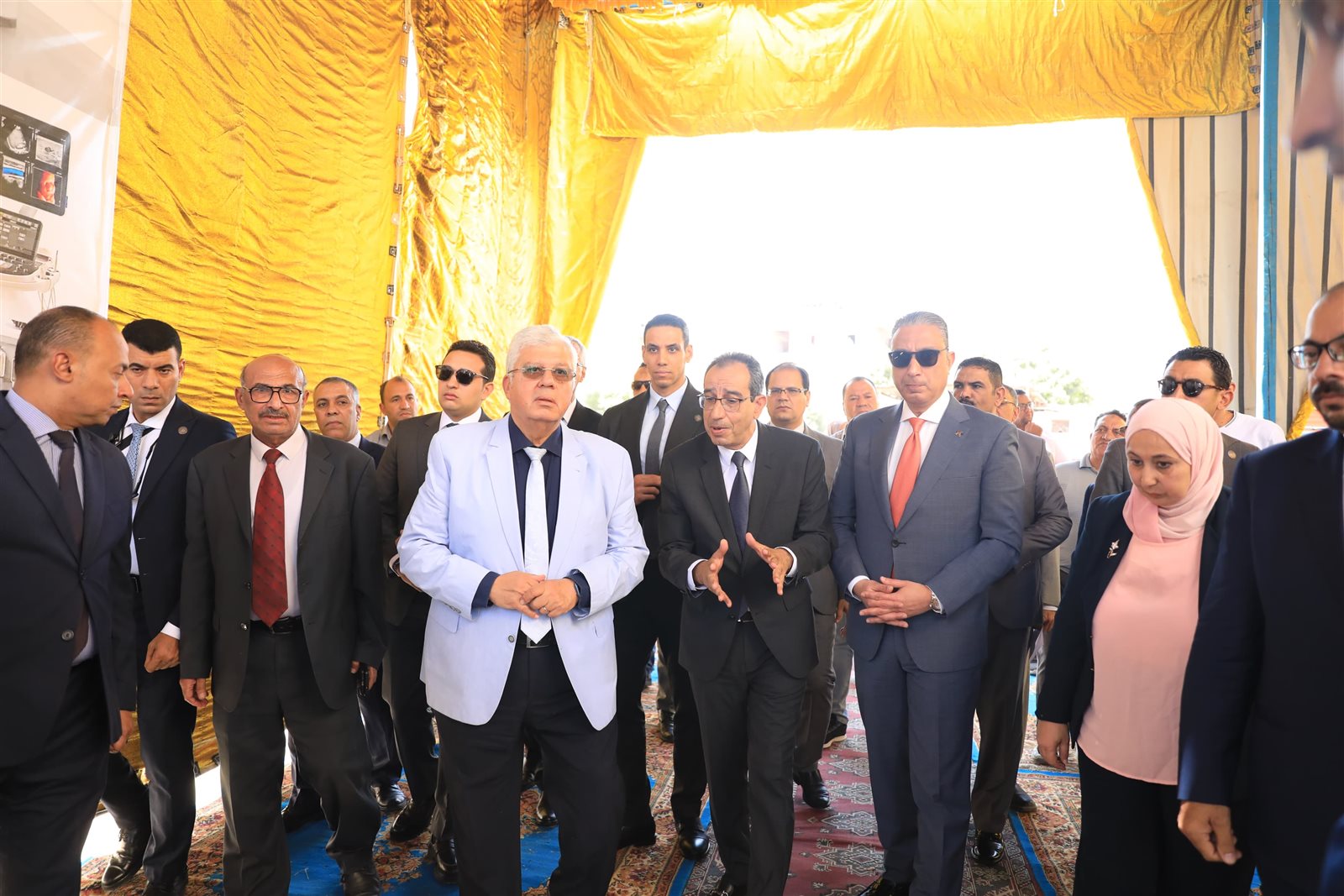 وزير التعليم العالي يضع حجر أساس مركز علاج الأورام بجامعة الفيوم