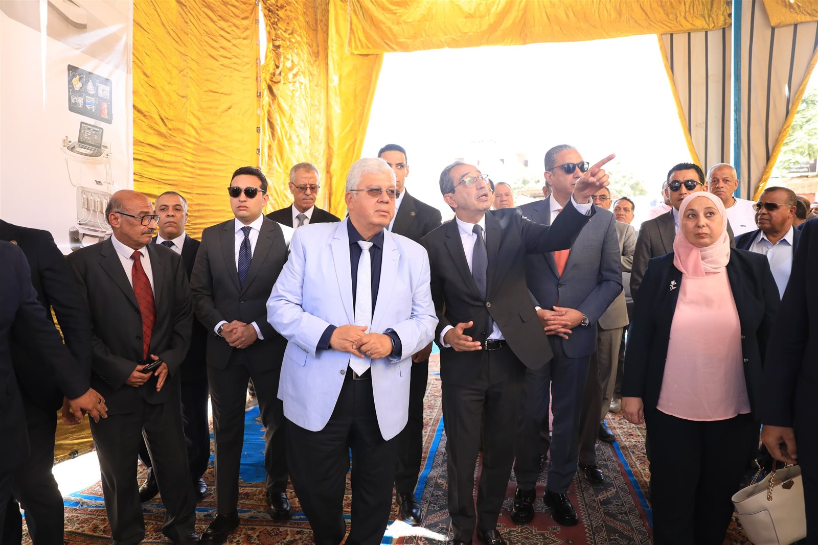 وزير التعليم العالي يضع حجر أساس مركز علاج الأورام بجامعة الفيوم