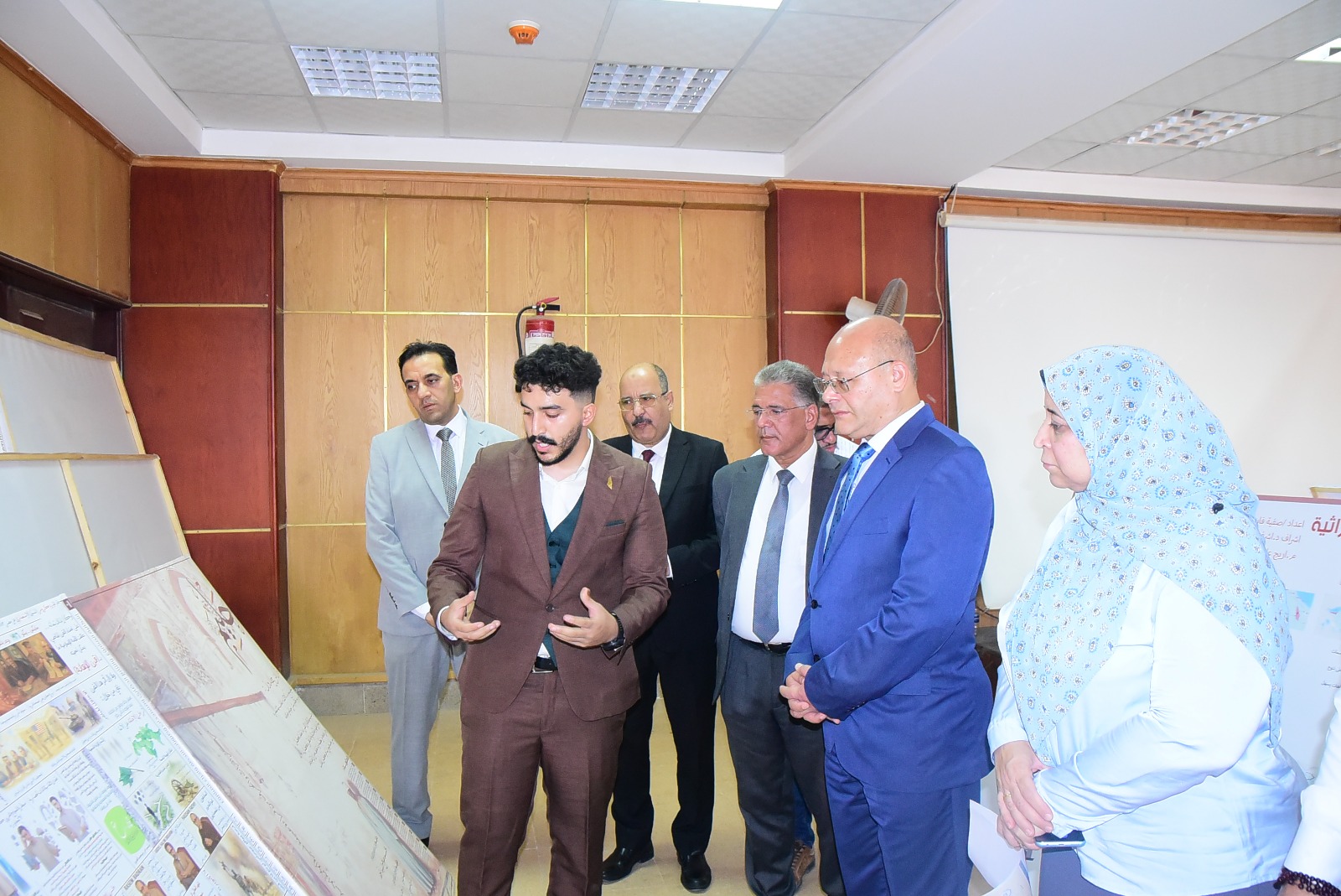 رئيس جامعة سوهاج يشاهد إبداعات تخرج طلاب كلية الهندسة