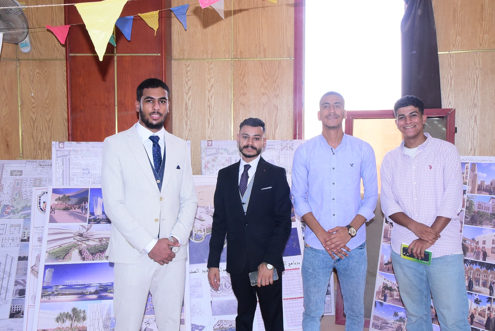 رئيس جامعة سوهاج يشاهد إبداعات تخرج طلاب كلية الهندسة