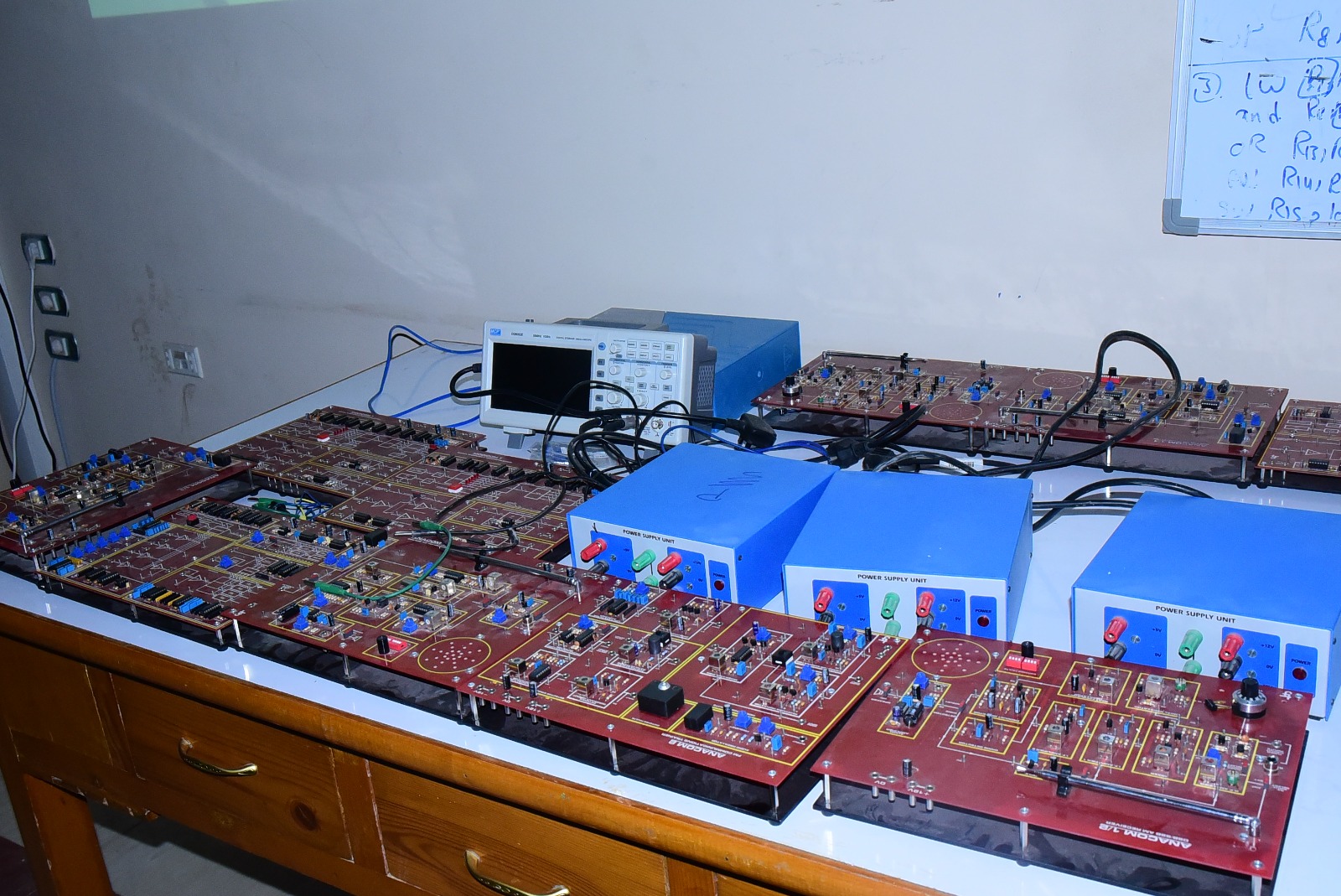 رئيس جامعة سوهاج يشاهد إبداعات تخرج طلاب كلية الهندسة