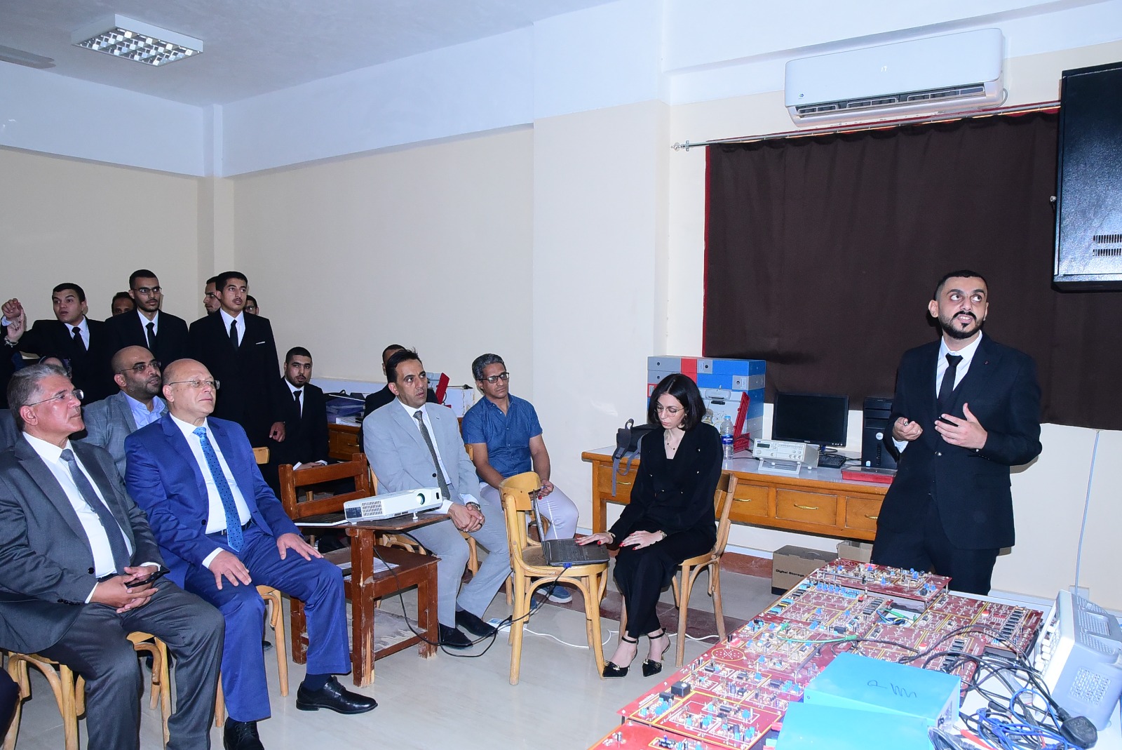 رئيس جامعة سوهاج يشاهد إبداعات تخرج طلاب كلية الهندسة