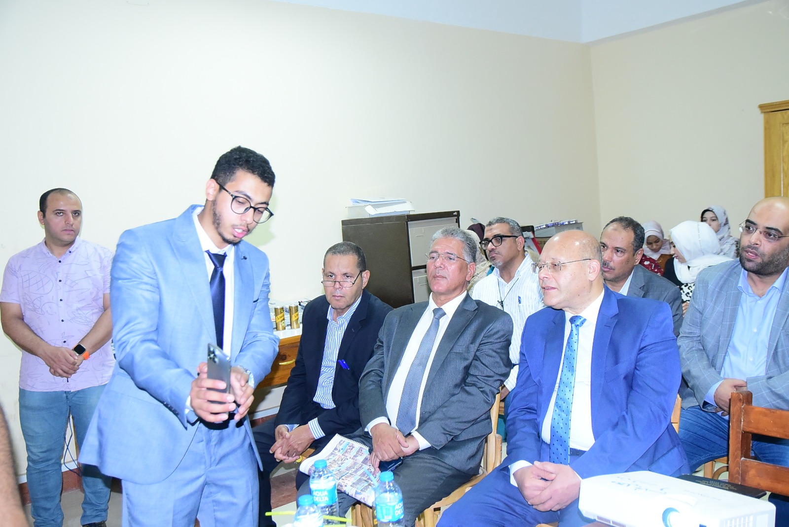 رئيس جامعة سوهاج يشاهد إبداعات تخرج طلاب كلية الهندسة