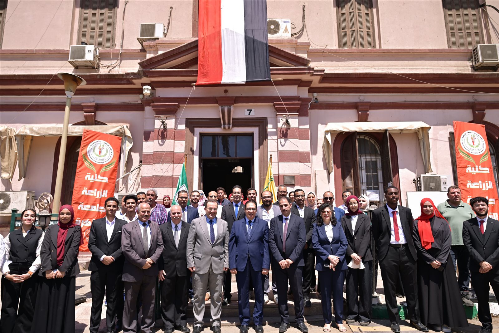 رئيس جامعة القاهرة يتفقد معامل التنسيق قبل بدء استقبال طلاب الثانوية