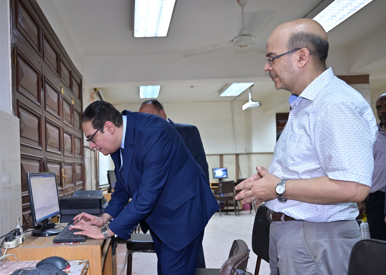 رئيس جامعة القاهرة يتفقد معامل التنسيق قبل بدء استقبال طلاب الثانوية