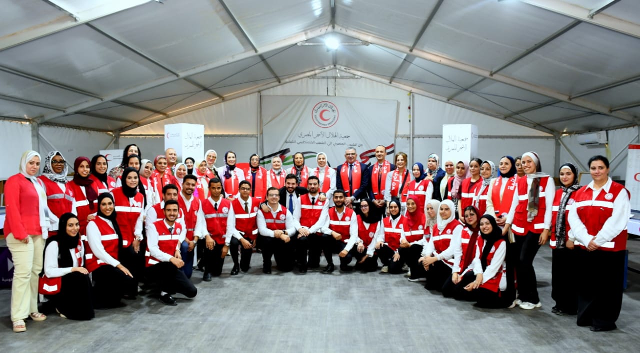 جامعة عين شمس تدعم العمل الإنساني بزيارة رسمية للهلال الأحمر المصري
