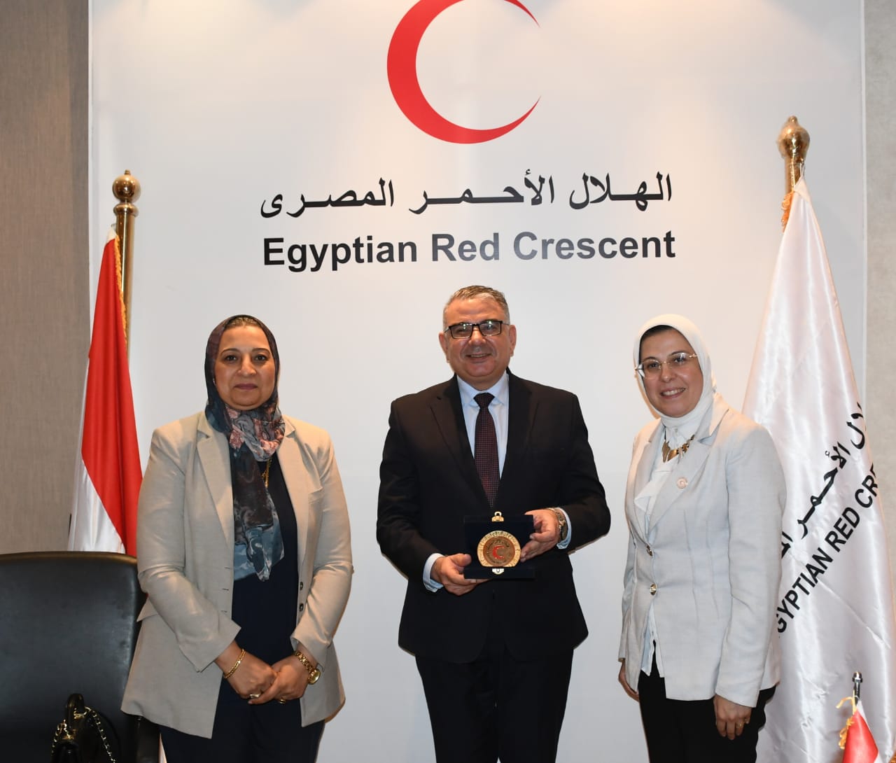 جامعة عين شمس تدعم العمل الإنساني بزيارة رسمية للهلال الأحمر المصري