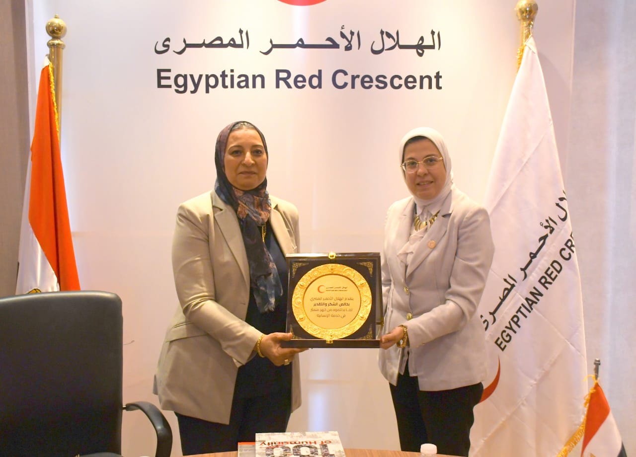 جامعة عين شمس تدعم العمل الإنساني بزيارة رسمية للهلال الأحمر المصري