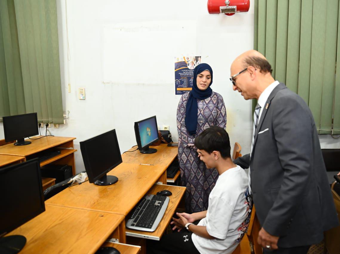 رئيس جامعة أسيوط يتابع جاهزية معامل التنسيق