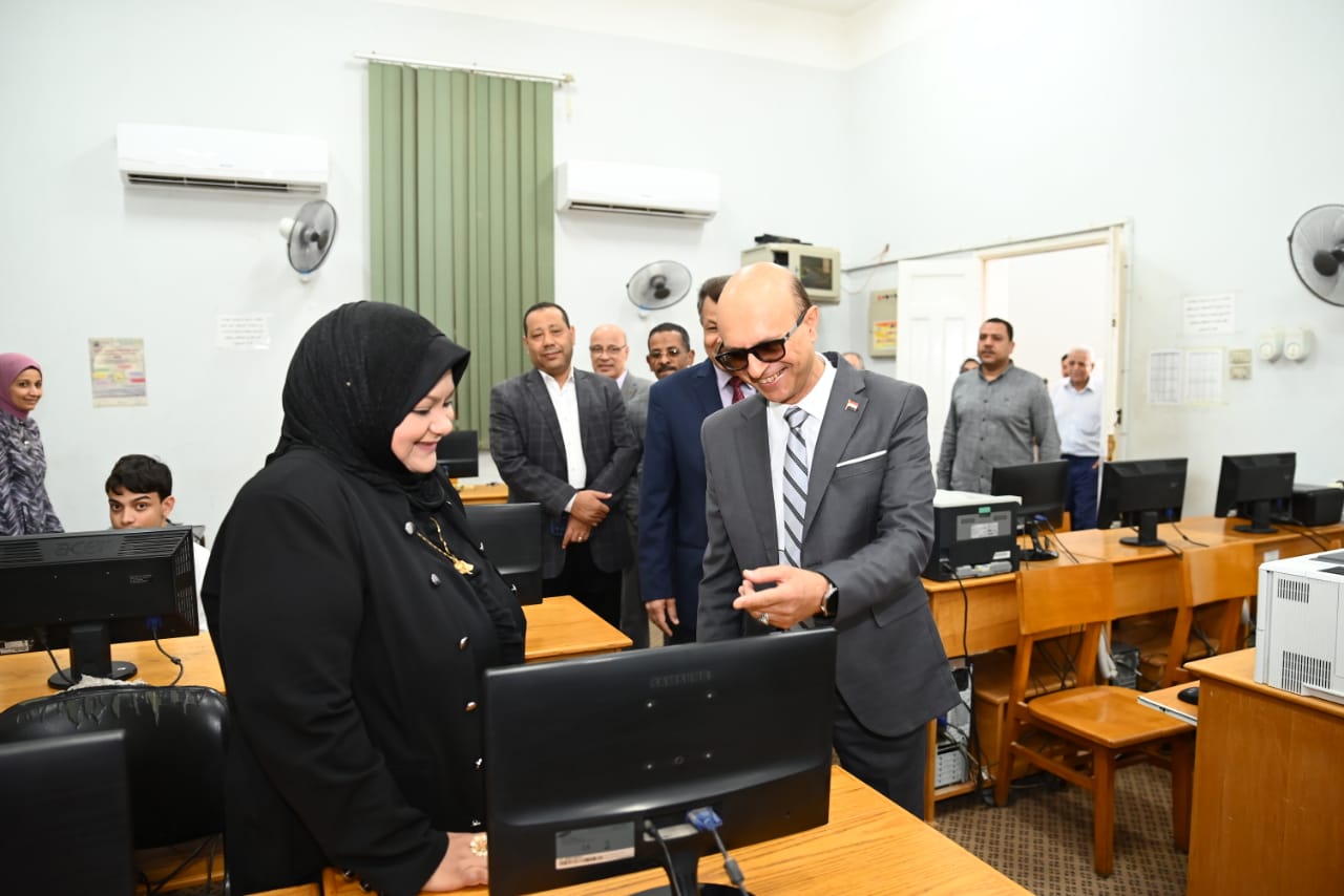 رئيس جامعة أسيوط يتابع جاهزية معامل التنسيق