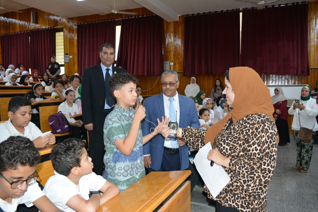 رئيس جامعة أسيوط يدعم جامعة الطفل بزيارة علمية لتعزيز وعي الأطفال