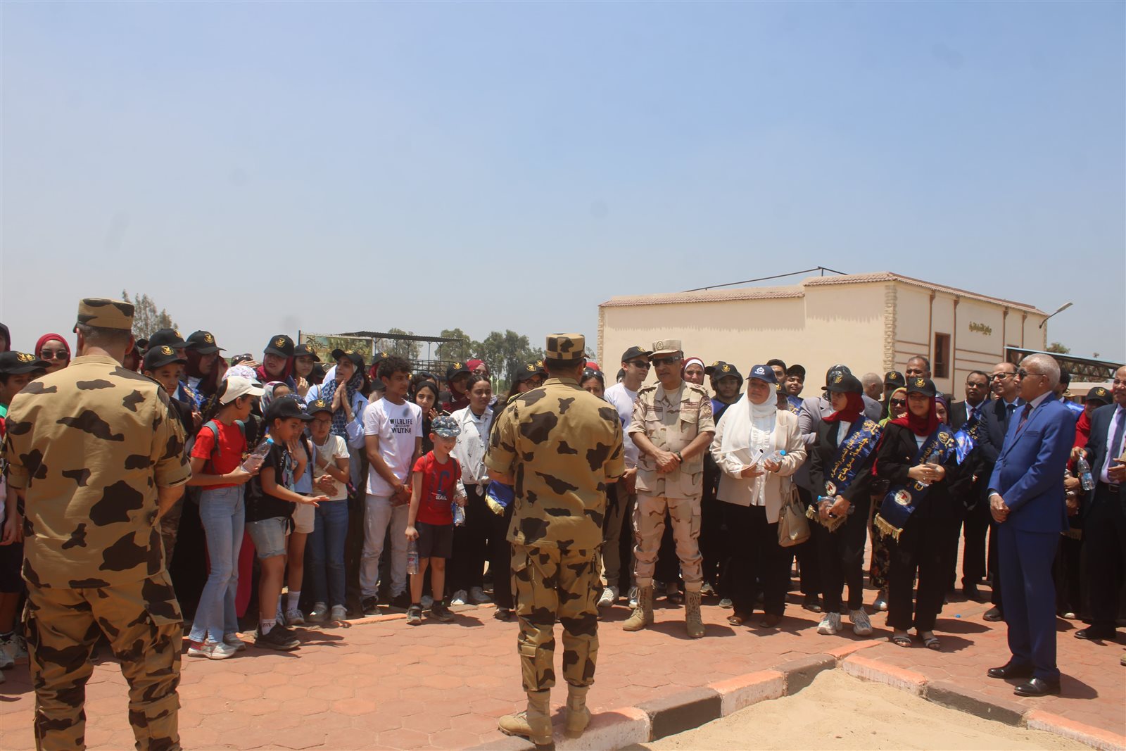 طلاب جامعة سوهاج تنظم زيارة لقيادة قوات الصاعقة المصرية 