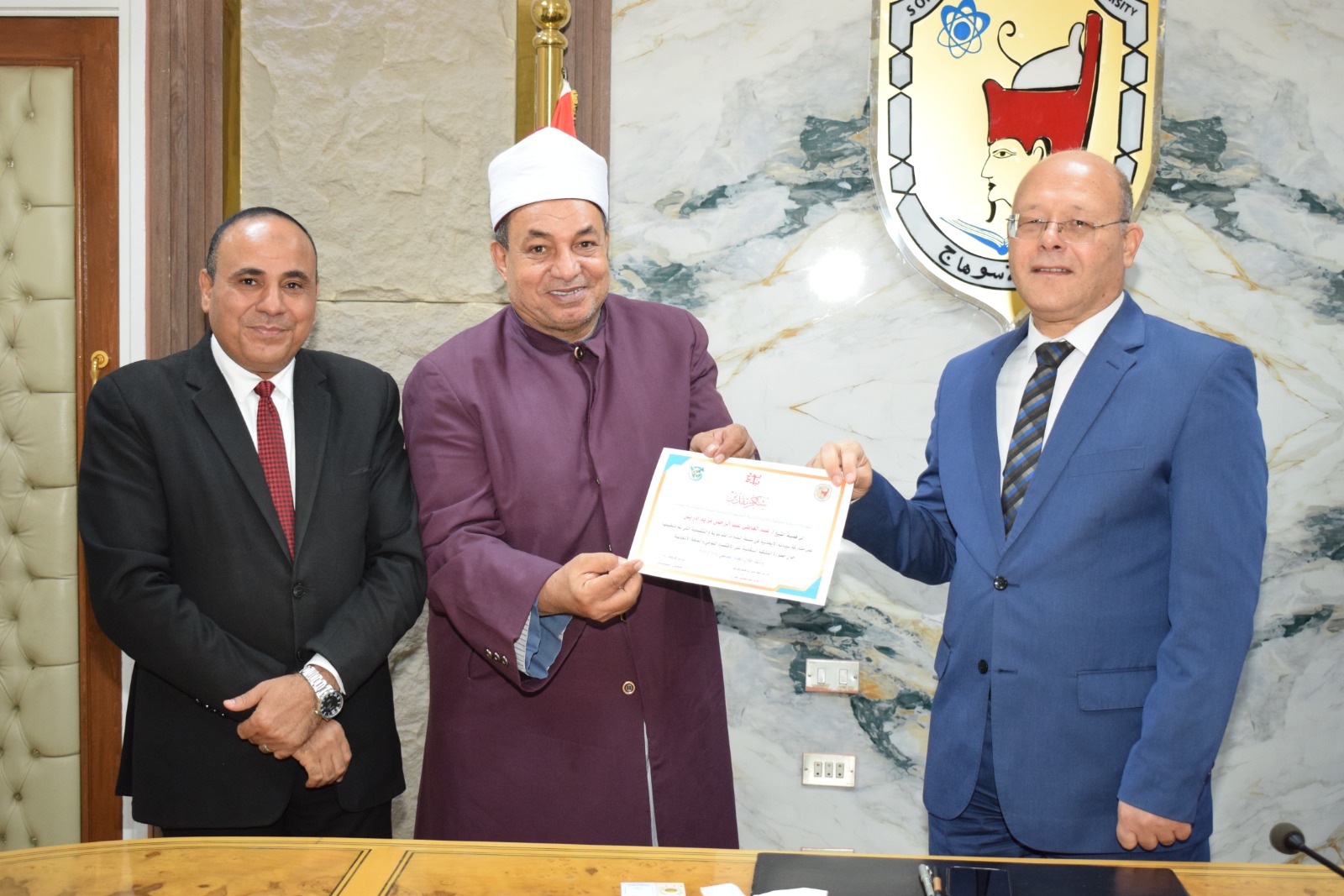 جامعة سوهاج تكرم مشايخ الأزهر والأوقاف وشركاء التوعية المجتمعية