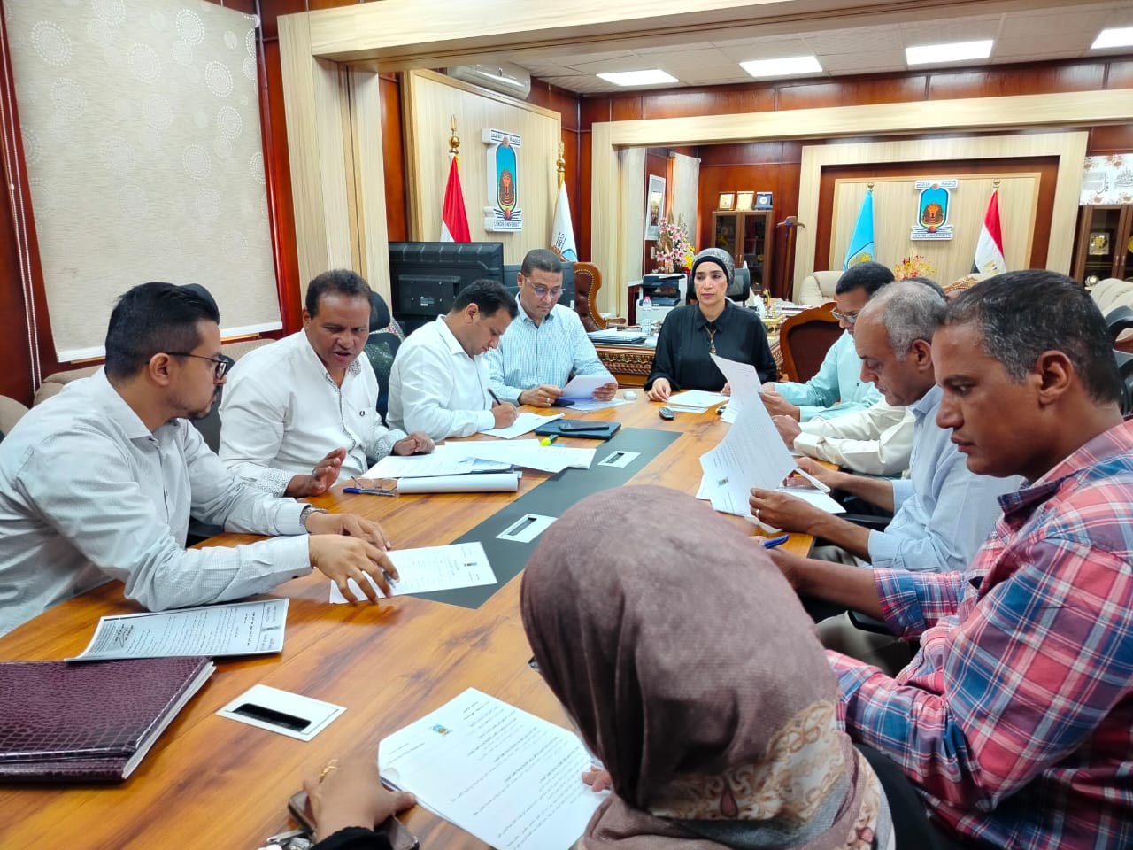 رئيس جامعة الأقصر تطالب بإنجاز مشروعات المستشفى والهندسة وفق الجداول الزمنية