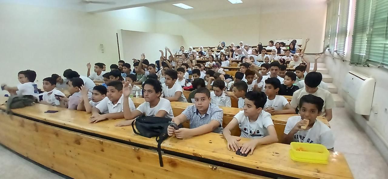 جامعة الطفل تزور حاسبات ومعلومات أسيوط