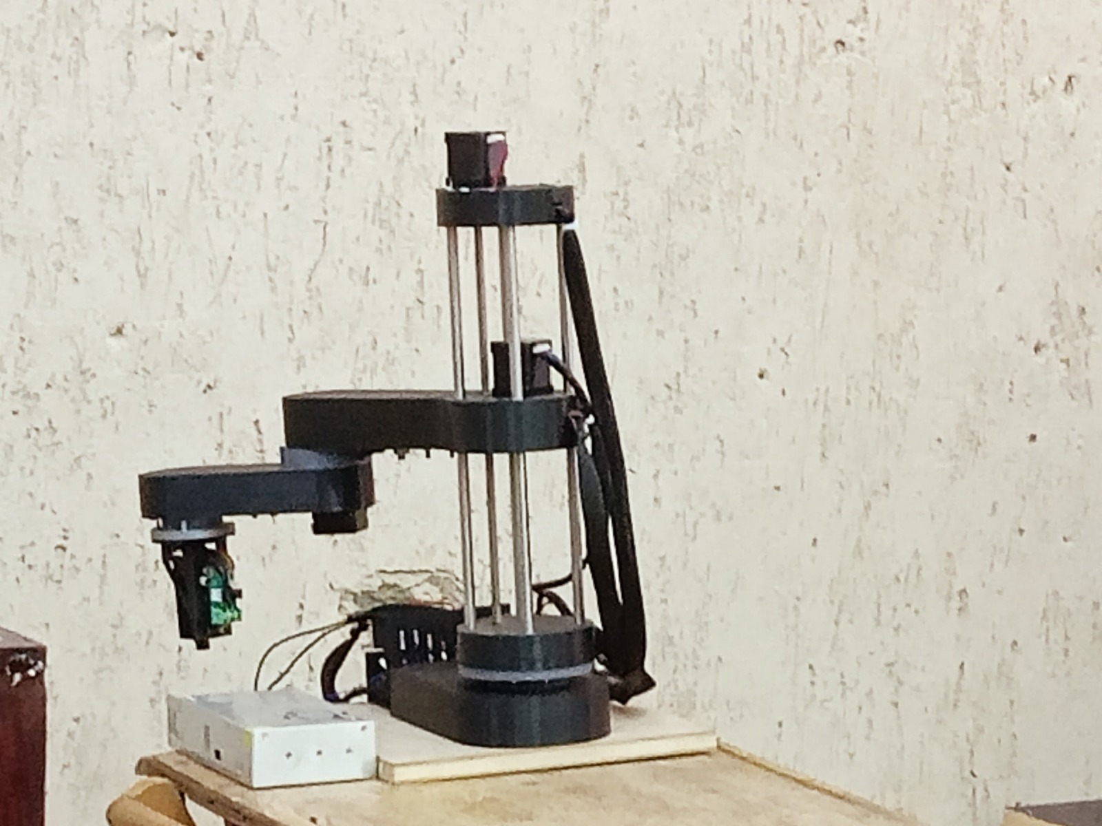 طلاب جامعة حلوان يخترعون ذراع روبوت ليزري للتحكم الذكي