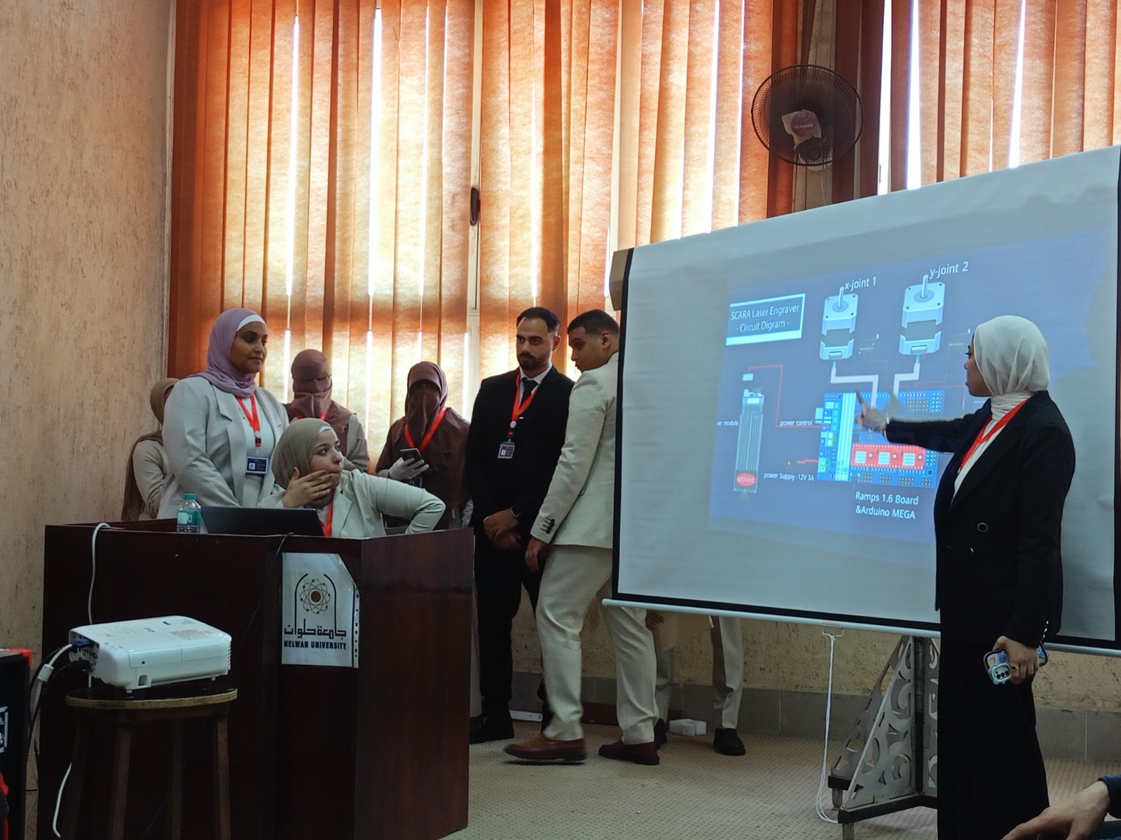 طلاب جامعة حلوان يخترعون ذراع روبوت ليزري للتحكم الذكي