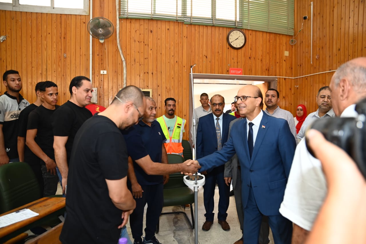 رئيس جامعة أسيوط يتابع اختبارات القدرات 2025 بكلية علوم الرياضة